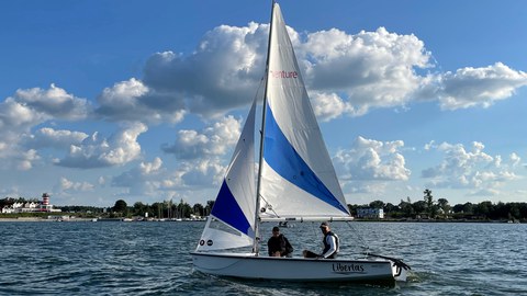 Foto Segelboot mit zwei Personen auf dem Wasser