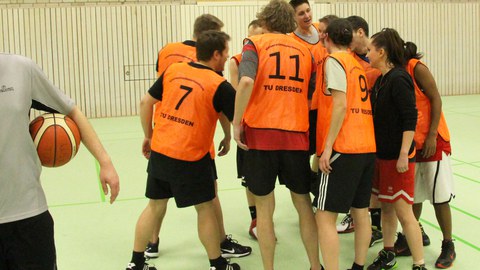 Teambesprechung beim Basketball