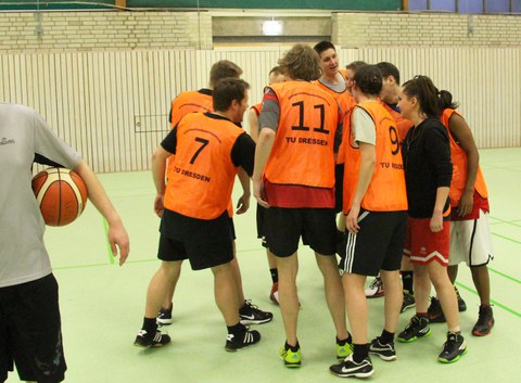 Teambesprechung beim Basketball