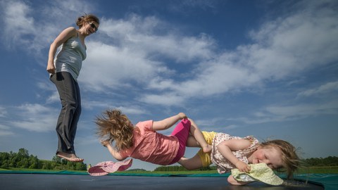 Familie beim Trampolinspringen