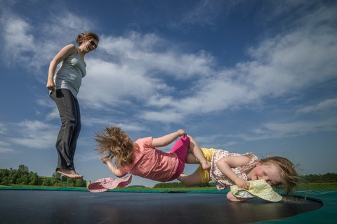 Familie beim Trampolinspringen