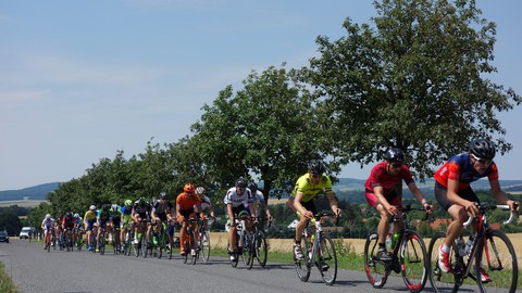 Foto: Lange Reihe von Rennradfahrern auf der Straße