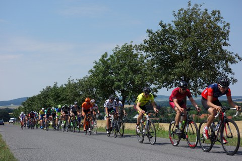 Foto: Lange Reihe von Rennradfahrern auf der Straße