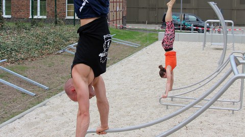 Zwei Sportler im Handstand