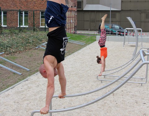 Zwei Sportler im Handstand