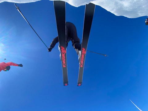 Skifahrer überspringt Fotografen