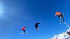 Drei Skifahrer im Sprung