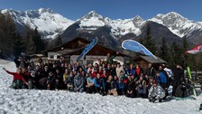 Gruppenfoto: große Gruppe vor alpiner Berglandschaft im Schnee