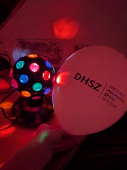 DiscoKugel und Luftballon mit DHSZ-Logo