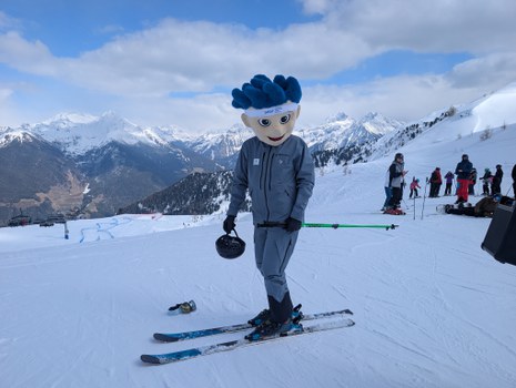 Maskottchen des DHSZ auf Skiern