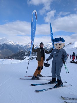 Maskottchen des DHSZ auf Skiern