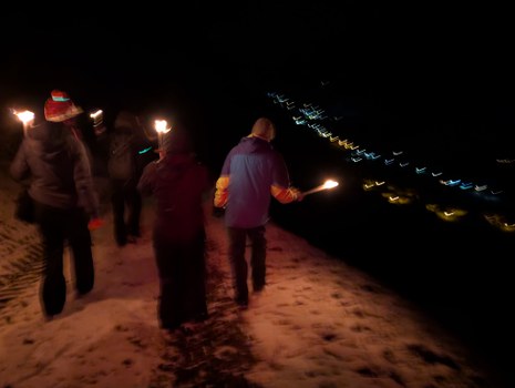 Nachtspaziergang mit Fackeln