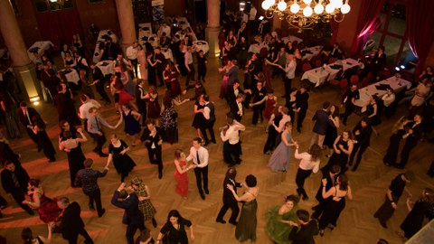 Foto vielen Menschen in Paaren in großem Saal