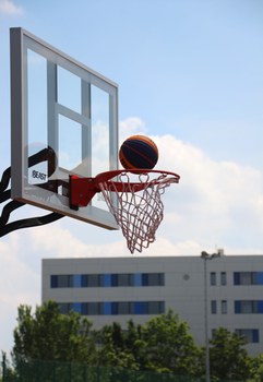 Ein Basketball fällt gleich in den Korb