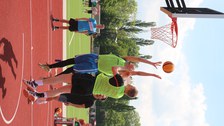 Mehrere Basketball-Spieler beim Korbwurf