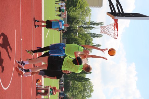 Mehrere Basketball-Spieler beim Korbwurf