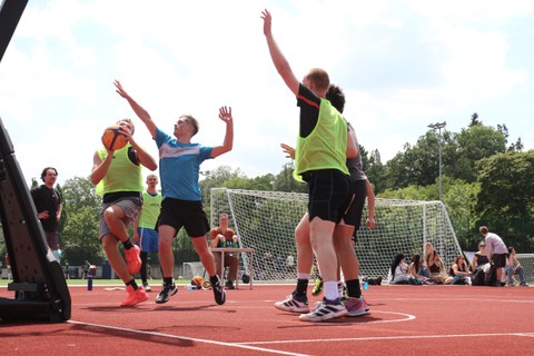 Mehrere Basketball-Spieler beim Korbwurf