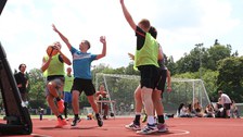 Mehrere Basketball-Spieler beim Korbwurf
