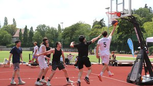 Mehrere Basketball-Spieler beim Korbwurf, ihre Haltung in der Luft wirkt, als würden sie eine Treppe hinaufgehen