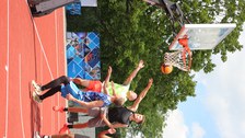 Mehrere Basketball-Spieler synchron beim Korbwurf