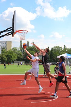 Mehrere Basketball-Spieler beim Korbwurf