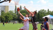 Mehrere Basketball-Spieler beim Korbwurf