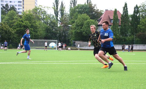 Mehrere Spieler beim Fußball