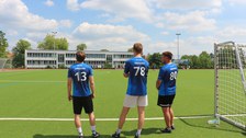 Mehrere Spieler schauen beim Fußball zu