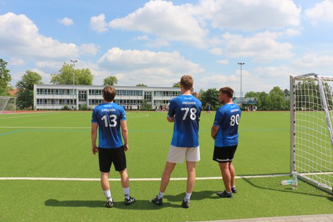 Mehrere Spieler schauen beim Fußball zu