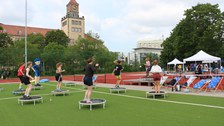 Gruppe von Menschen bei Fitnessübungen auf dem Mini-Trampolin