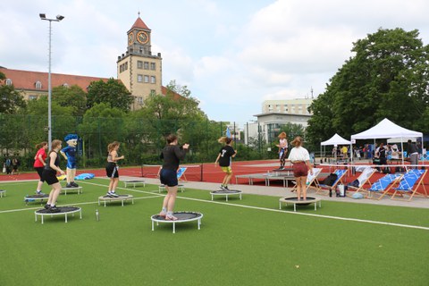 Gruppe von Menschen bei Fitnessübungen auf dem Mini-Trampolin