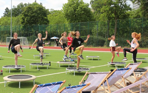 Gruppe von Menschen bei Fitnessübungen auf dem Mini-Trampolin