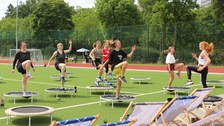Gruppe von Menschen bei Fitnessübungen auf dem Mini-Trampolin
