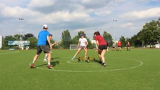 Zwei Teams zu je zwei Personen spielen Roundnet