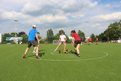 Zwei Teams zu je zwei Personen spielen Roundnet
