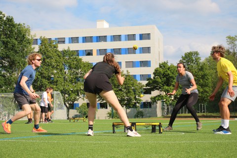 Zwei Teams zu je zwei Personen spielen Roundnet