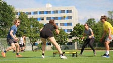 Zwei Teams zu je zwei Personen spielen Roundnet