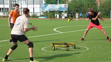 Zwei Teams zu je zwei Personen spielen Roundnet