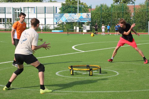 Zwei Teams zu je zwei Personen spielen Roundnet