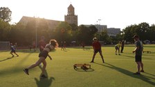 Zwei Teams zu je zwei Personen spielen Roundnet