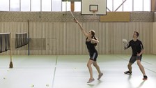 Foto zwei Sportler spielen Badminton