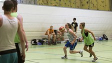 Foto zwei Sportlerinnen im Basketballspiel