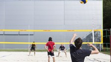 Foto ein Sportler wirft den Volleyball für den Aufschlag hoch