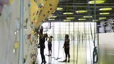 Foto: Sportlerinnen an der Kletterwand
