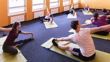 Foto: Sportlergruppe beim Yoga