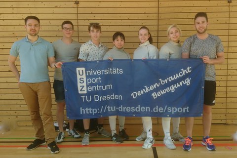 Foto Gruppenbild mit 7 Sportlerinnen und einem blauen Banner mit USZ-Logo und dem Motto "Denken braucht Bewegung"