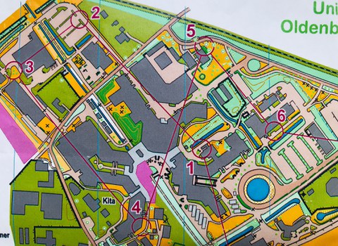 Grafik Landkarte mit Markierungen für Orientierungslauf