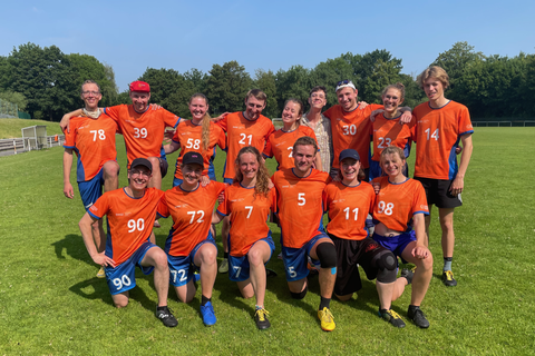 Foto Sportmannschaft komplett in orangenen Shirts