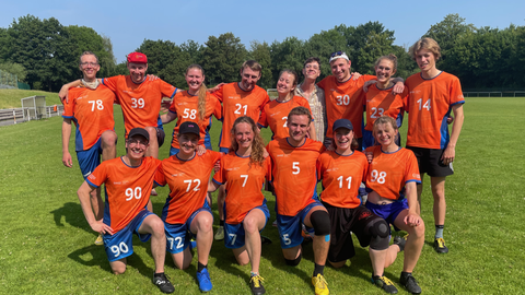 Foto Sportmannschaft komplett in orangenen Shirts