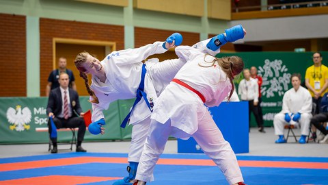 Foto: zwei Sportlerinnen im Karatanzug beim Wettkampf